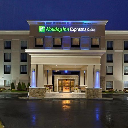 Holiday Inn Express & Suites Malone By Ihg Екстериор снимка