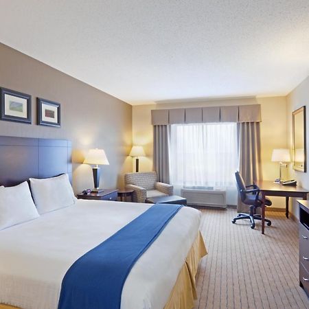 Holiday Inn Express & Suites Malone By Ihg Стая снимка