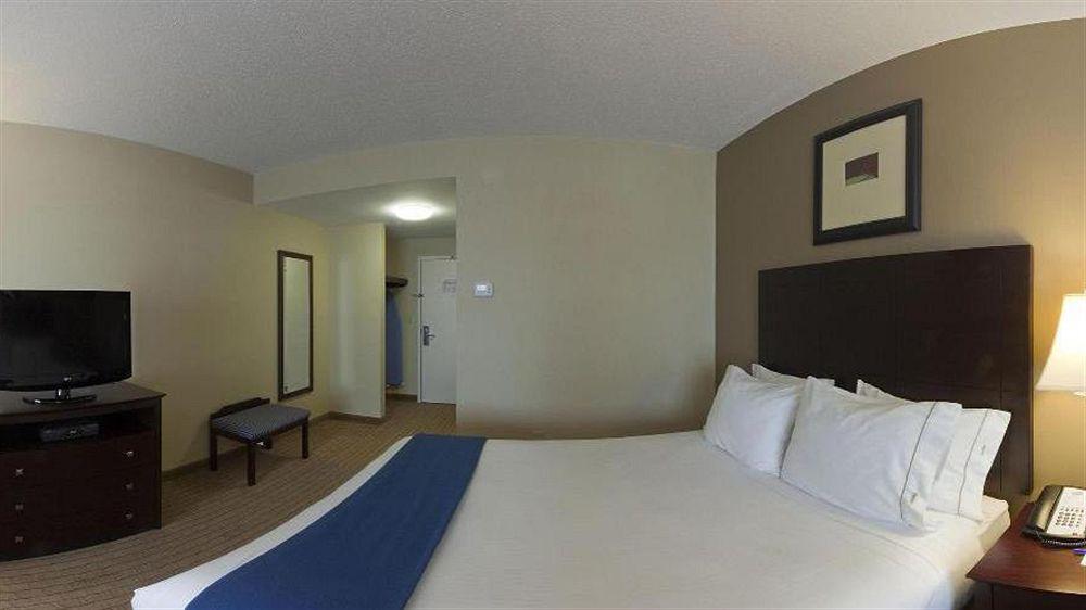 Holiday Inn Express & Suites Malone By Ihg Екстериор снимка