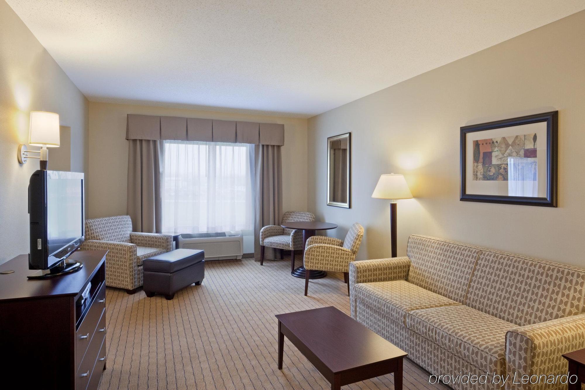 Holiday Inn Express & Suites Malone By Ihg Стая снимка