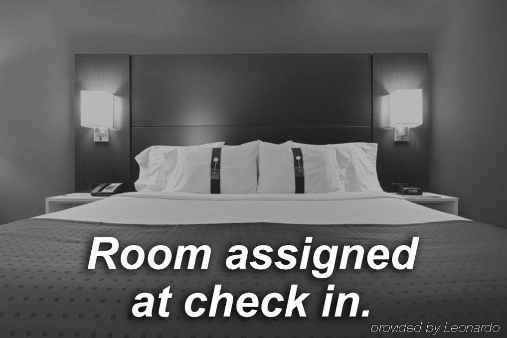 Holiday Inn Express & Suites Malone By Ihg Екстериор снимка