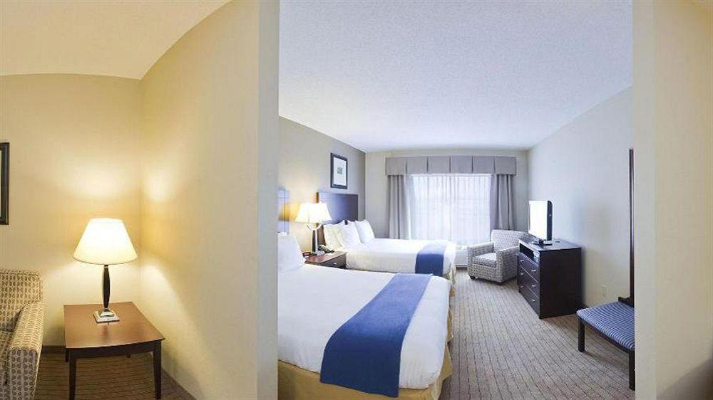Holiday Inn Express & Suites Malone By Ihg Екстериор снимка