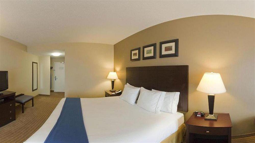 Holiday Inn Express & Suites Malone By Ihg Екстериор снимка