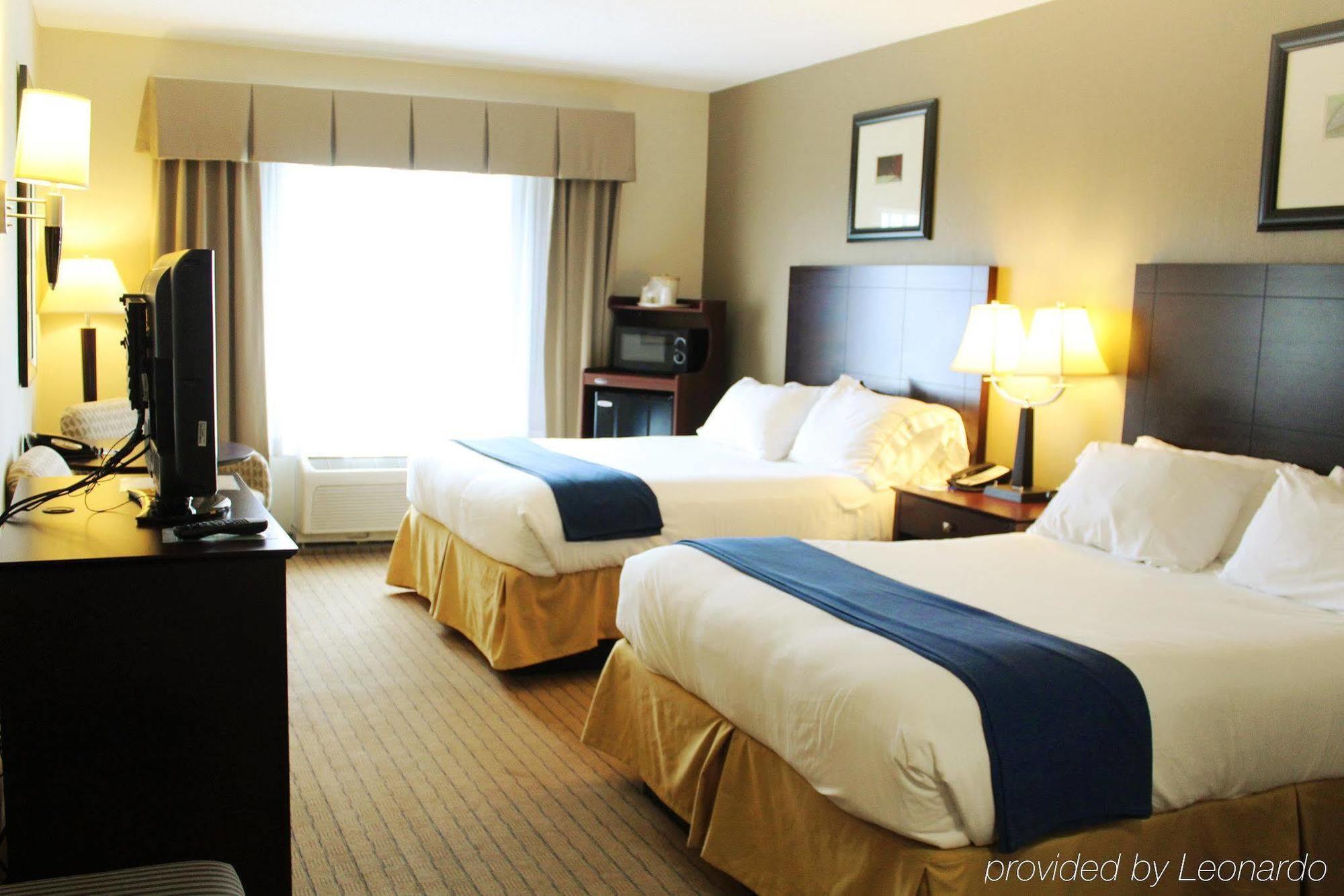 Holiday Inn Express & Suites Malone By Ihg Екстериор снимка