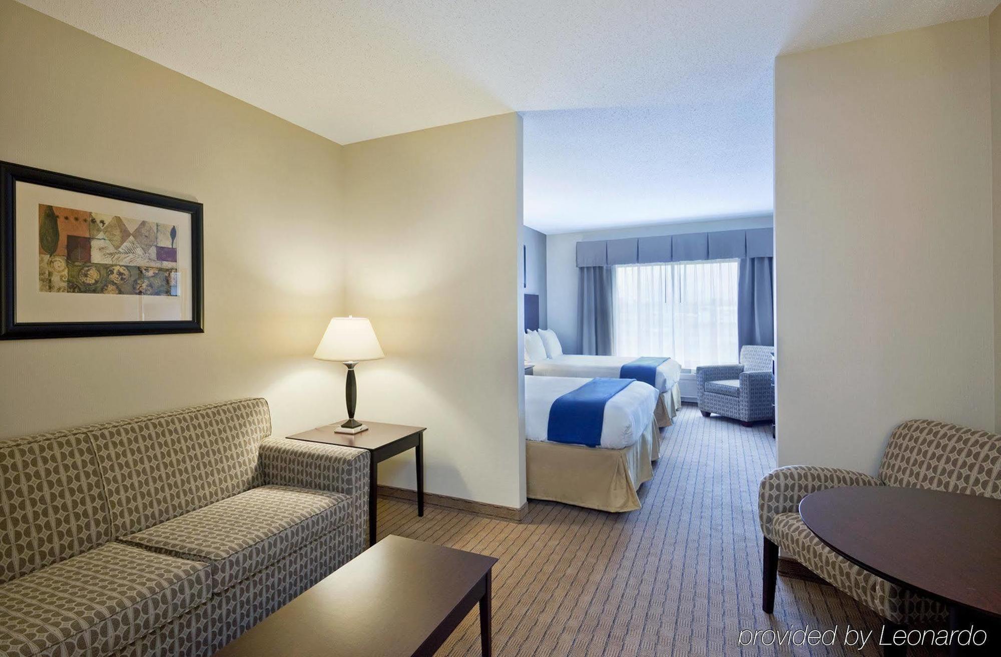 Holiday Inn Express & Suites Malone By Ihg Стая снимка