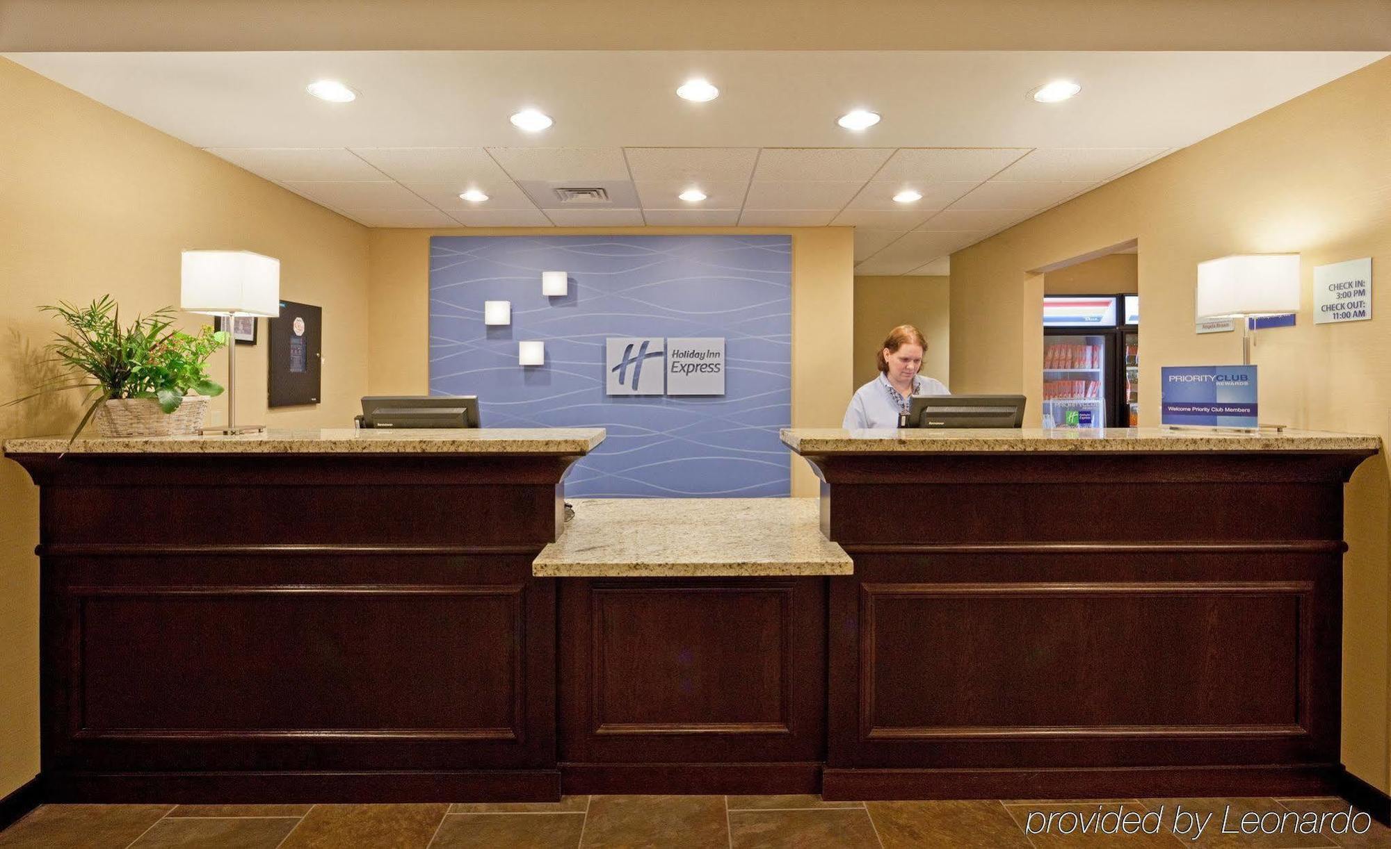 Holiday Inn Express & Suites Malone By Ihg Екстериор снимка