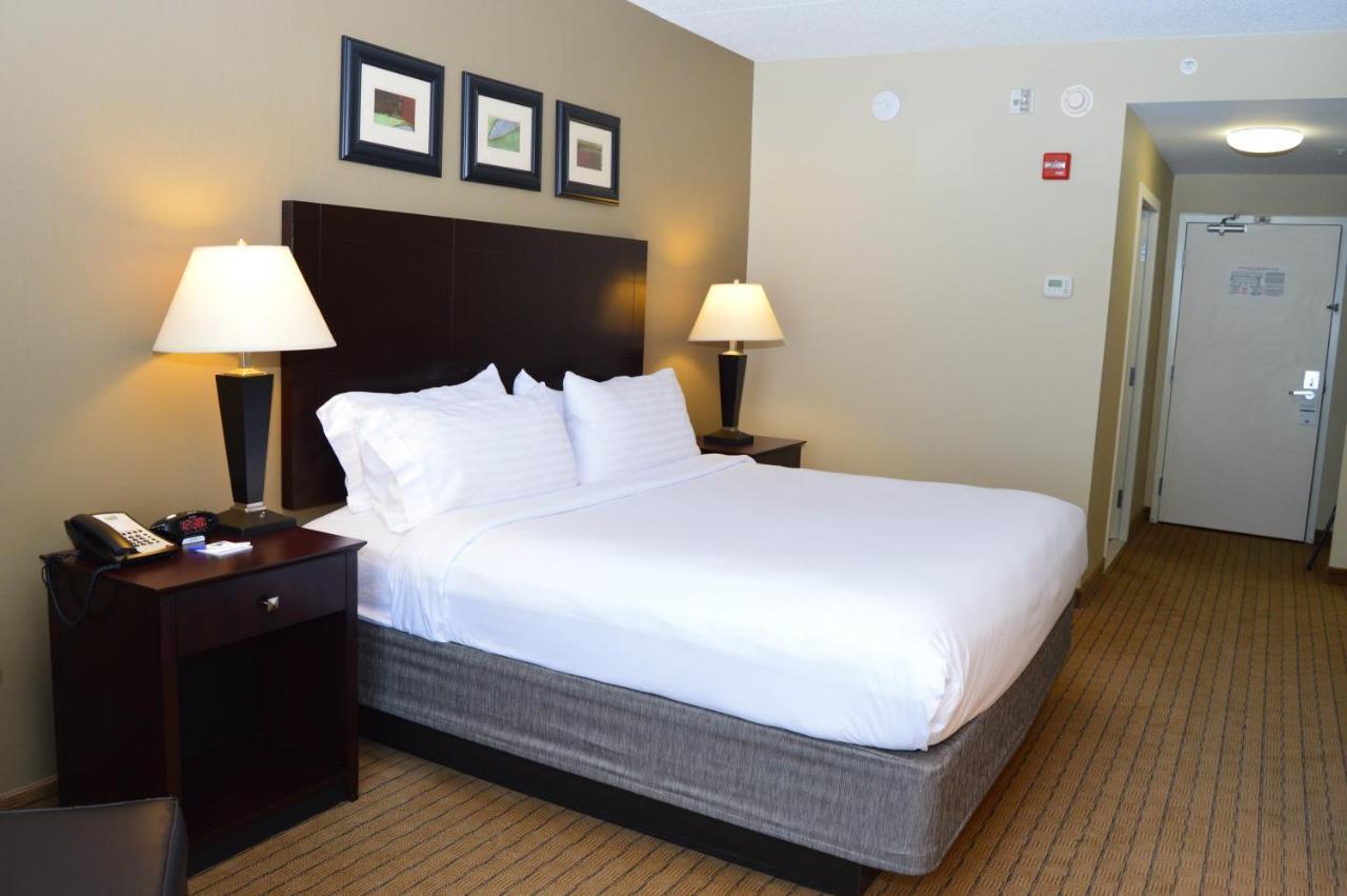 Holiday Inn Express & Suites Malone By Ihg Стая снимка