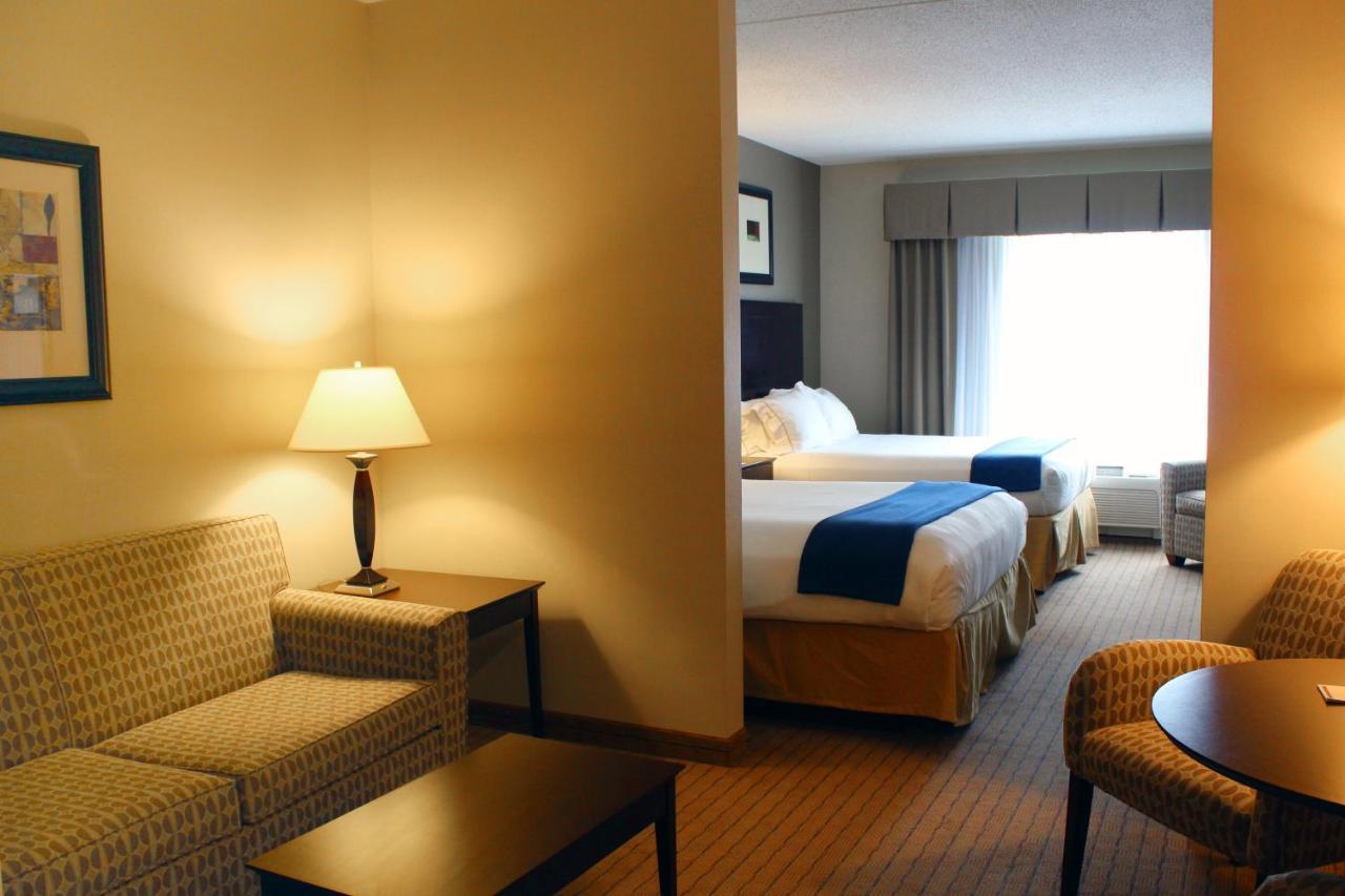 Holiday Inn Express & Suites Malone By Ihg Екстериор снимка