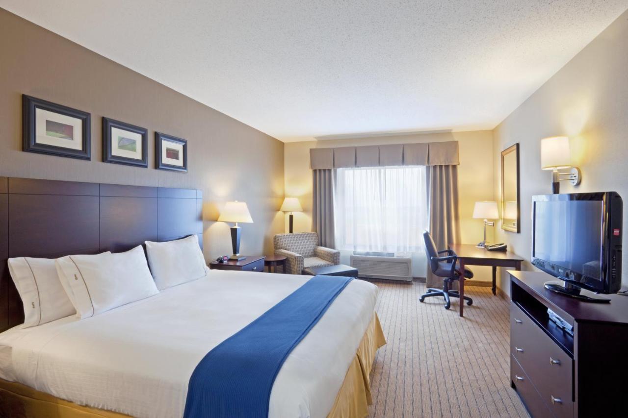 Holiday Inn Express & Suites Malone By Ihg Стая снимка