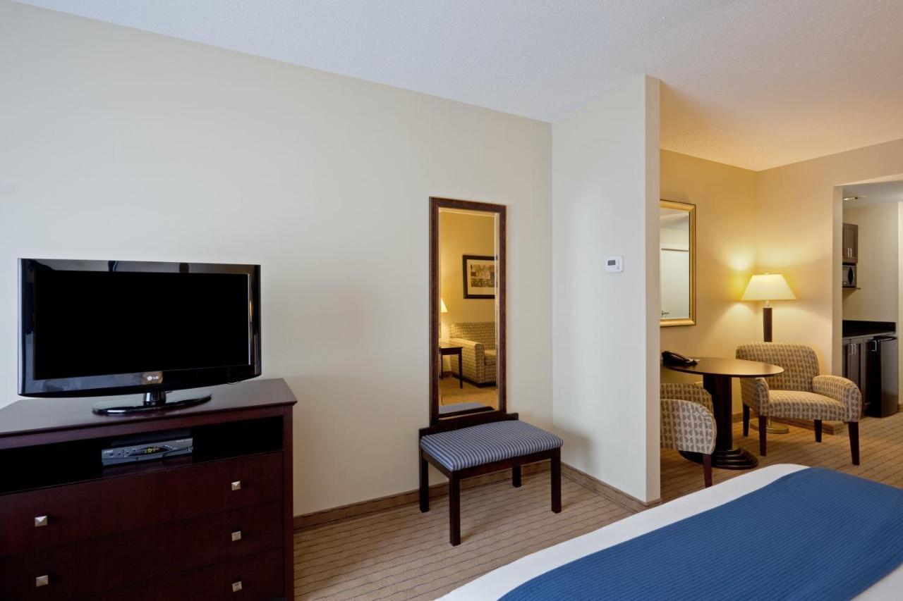 Holiday Inn Express & Suites Malone By Ihg Екстериор снимка