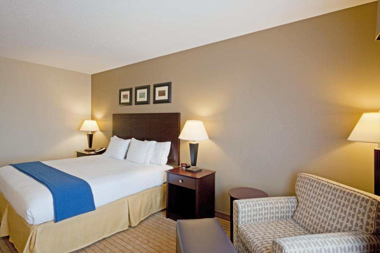 Holiday Inn Express & Suites Malone By Ihg Екстериор снимка