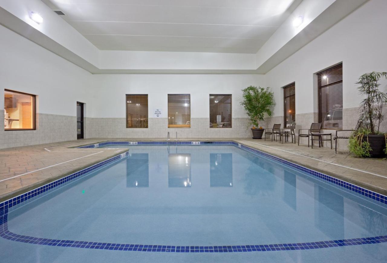 Holiday Inn Express & Suites Malone By Ihg Екстериор снимка