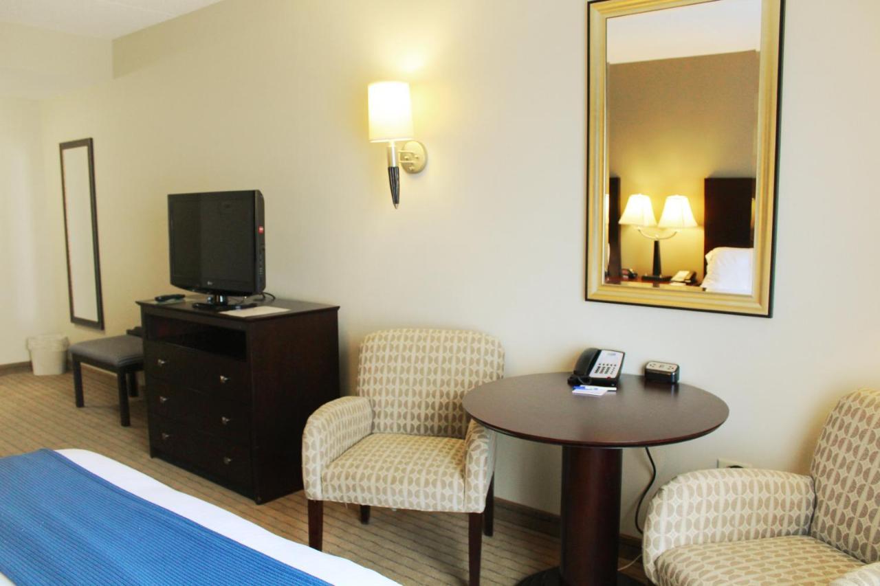 Holiday Inn Express & Suites Malone By Ihg Екстериор снимка