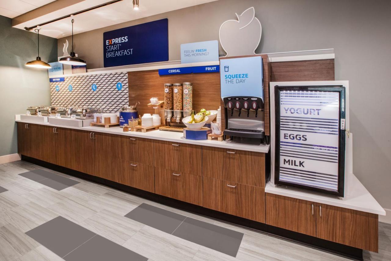 Holiday Inn Express & Suites Malone By Ihg Екстериор снимка