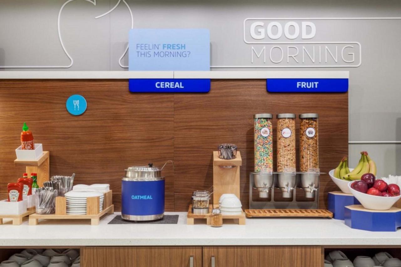 Holiday Inn Express & Suites Malone By Ihg Екстериор снимка