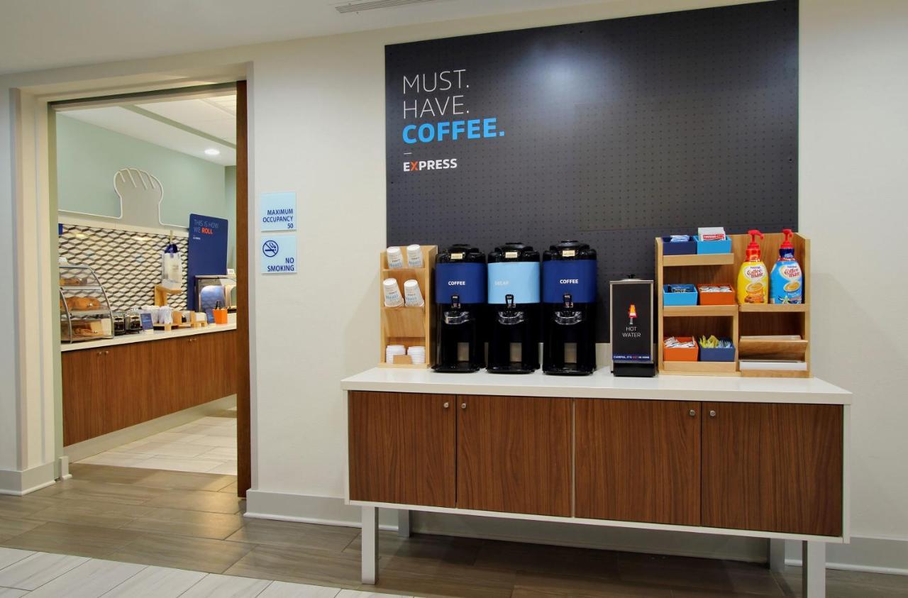 Holiday Inn Express & Suites Malone By Ihg Екстериор снимка